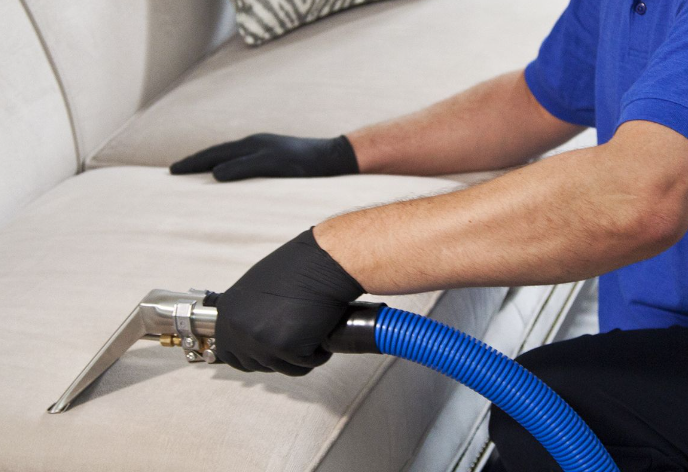 bedford-upholstery-cleaning-technician
